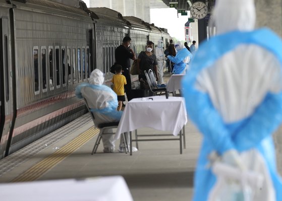 태국 정부는 27일 수도 방콕의 코로나19 확진자 급증으로 인한 병상 부족 사태 해결을 위해 경증 환자 137명을 열차에 태워 고향으로 보냈다. [EPA=연합뉴스]