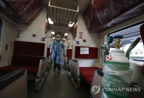 태국정부가 27일 코로나19 경증환자 이송에 사용한 침대열차의 내부 모습. [EPA=연합뉴스]