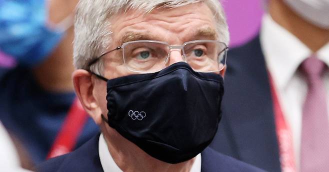 토마스 바흐 국제올림픽위원회 위원장이 24일 오전 24일 오전 일본 도쿄 아사카 사격장에서 열린 ‘2020 도쿄올림픽’ 사격 10m 공기소총 여자 결선 경기를 관람하고 있다. 뉴스1