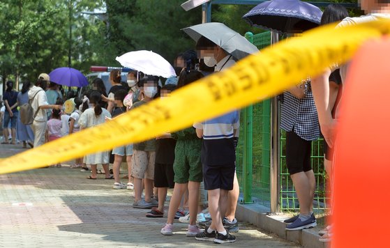 29일 대전 서구 도안초등학교에 마련된 코로나19 선별검사소를 찾은 시민들이 검사를 받기위해 길게 줄 서 있다. 김성태 기자