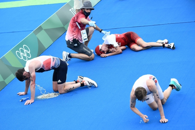 더위에 쓰러진 도쿄올림픽 남자 철인 3종 선수들 / 사진=AFP
