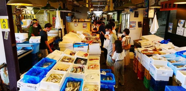 수산물과 청과물을 판매하는 오미야 시장/ JAPAN NOW