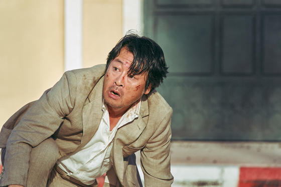 Actor Kim Yoon-seok portrays the ambassador of South Korea to Somalia, Han Shin-sung in “Escape from Mogadishu.” [LOTTE ENTERTAINMENT]