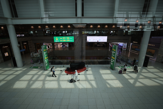 Incheon International Airport’s duty-free shops are empty on Thursday as international travel has yet to recover, affected by the fourth wave of the coronavirus pandemic. [YONHAP]