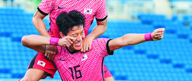 축구 남자 대표팀 황의조가 28일 일본 요코하마 국제종합경기장에서 열린 2020 도쿄올림픽 조별리그 B조 3차전 전반에 온두라스를 상대로 팀의 세 번째이자 자신의 두 번째 골을 넣은 뒤 양궁 세리머니를 하고 있다. 황의조는 후반에 한 골을 추가해 해트트릭을 달성했다. 요코하마=김지훈 기자