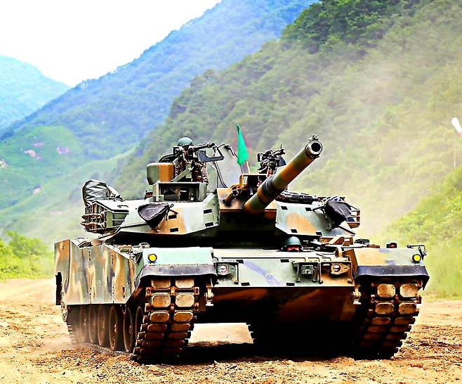 [사진: 육군] 거친 노면을 가르며 순식간에 적 전차를 제압하는 제3기갑여단 K1E1 전차