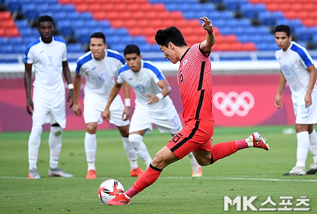 황의조가 온두라스 선수들이 지켜보는 가운데 도쿄올림픽 남자축구 B조 최종전 페널티킥을 넣고 있다. 사진(일본 요코하마)=천정환 기자