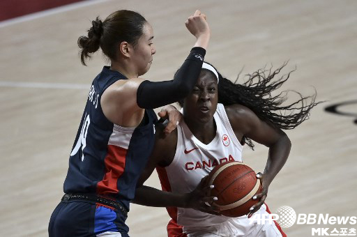 박지수(왼쪽)의 분투에도 한국 여자 농구는 캐나다의 힘과 높이를 넘어서지 못했다. 사진(일본 사이타마)=ⓒAFPBBNews = News1
