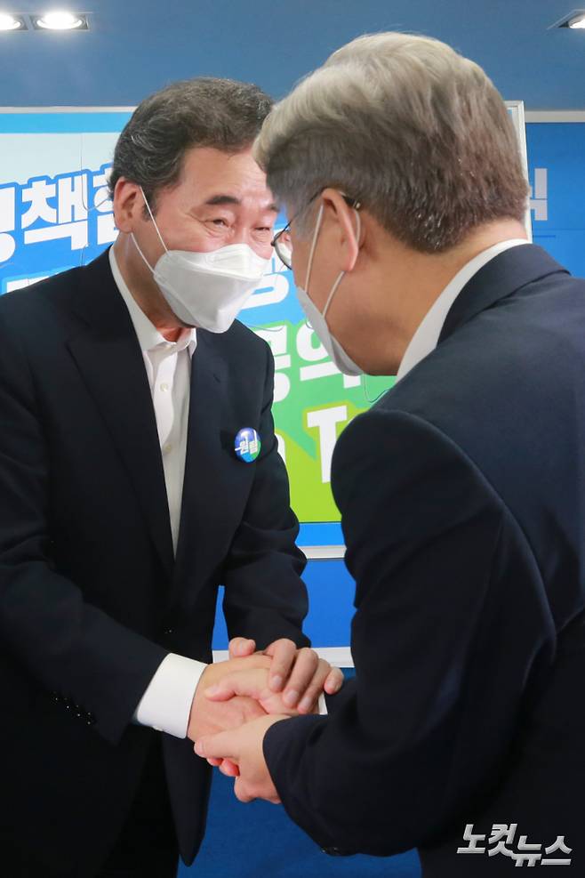 더불어민주당 대선 예비후보인 이낙연 전 대표와 이재명 경기도 지사가 28일 오전 서울 여의도 중앙당사에서 열린 제20대 대선 후보자 '원팀'협약식을 마치고 악수를 하고 있다. 윤창원 기자