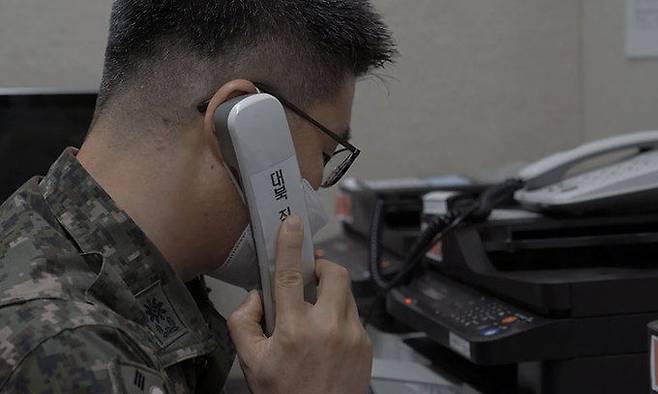 남북군사당국 간 통신선이 복구된 27일 군 관계자가 서해지구 군 통신선 시험 통신을 하고 있다. 국방부 제공