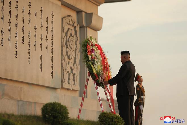 김정은 북한 국무위원장이 6·25 전쟁 정전협정 체결 기념일('전승절') 68주년을 맞아 28일 우의탑에 헌화했다고 조선중앙통신이 29일 보도했다. 평양 조선중앙통신=연합뉴스