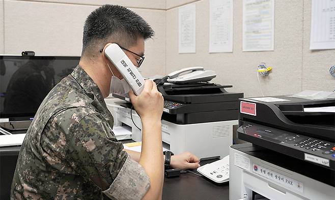 남북 간 통신연락선이 복원된 지난 27일 군 관계자가 서해지구 군 통신선을 활용해 시험통화를 하고 있다. 국방부 제공