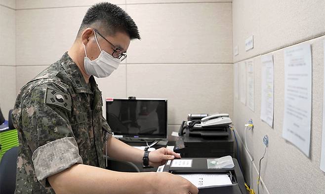 남북 간 통신연락선이 복원된 지난 27일 군 관계자가 서해지구 군 통신선을 활용해 시험 팩스를 발송하고 있다. 국방부 제공