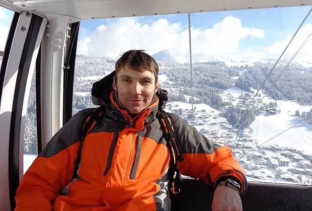 텐트를 덮친 야생곰은 야영객 중 한 명인 예브게니 스타코프(42, 사진)를 물어뜯고 훼손했다. 공포에 질린 나머지 야영객은 신발도 제대로 신지 못한 채 7시간을 달려 현장에서 도망쳤다./시베리안타임스