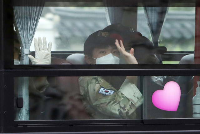 지난 20일 오후 성남 서울공항을 통해 국내로 긴급 귀국한 청해부대 34진 장병들이 격리·치료 시설로 이송 중인 버스를 타고 있다. /성남=연합뉴스