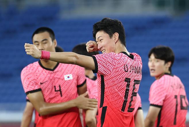 황의조가 28일 일본 요코하마 국제경기장에서 열린 2020 도쿄올림픽 남자축구 조별리그 B조 3차전 온두라스와 경기에서 전반 추가시간 골을 넣은 뒤 양궁 세리머니를 하고 있다. 요코하마 | 연합뉴스