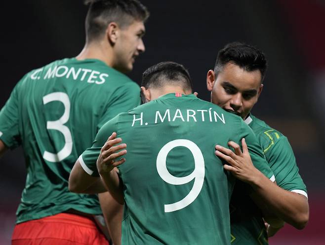 멕시코 올림픽 남자축구대표팀 선수들이 28일 남아프리카공화국과 2020 도쿄올림픽 조별리그 A조 3차전에서 3번째 득점을 올린 뒤 기뻐하고 있다.      삿포로 | AP연합뉴스