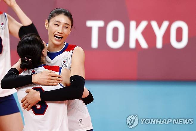 도미니카공화국을 물리친 뒤 껴안은 김연경과 염혜선  [로이터=연합뉴스]