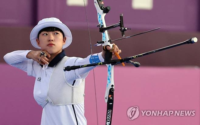 [올림픽] 32강 진출한 안산 (도쿄=연합뉴스) 한상균 기자 = 29일 일본 유메노시마 공원 양궁장에서 열린 도쿄올림픽 여자 양궁 개인전 64강 안산(한국) - 마를리즈 우르투(아프리카 차드).     안산이 과녁을 향해 활을 쏘고 있다. 2021.7.29
 xyz@yna.co.kr