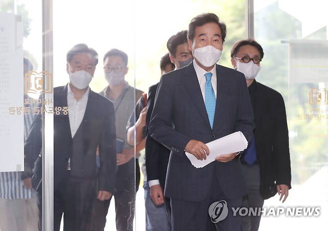 서울대 청년 토크 콘서트 참석하는 이낙연 (서울=연합뉴스) 더불어민주당 대선 경선후보인 이낙연 전 대표가 29일 서울 관악구 서울대 중앙도서관 관정관 미디어플렉스 스튜디오에서 서울대 사회과학대학 학생회 주최로 열린 청년 토크 콘서트에 참석하기 위해 이동하고 있다. 2021.7.29 [국회사진기자단] toadboy@yna.co.kr