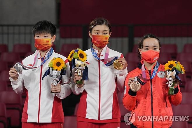 여자단식 금, 은, 동메달리스트. 맨 오른쪽이 이토 미마 [AP=연합뉴스]