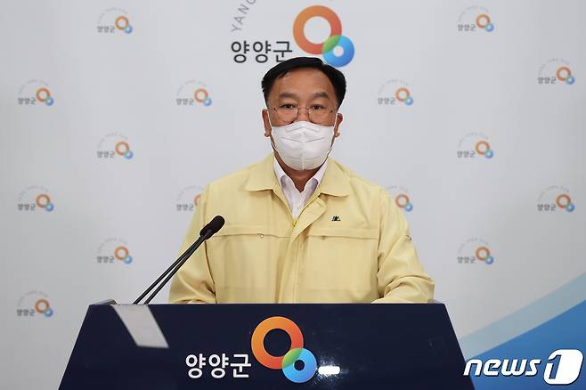 김진하 양양군수가 30일 오후 군청 브리핑룸에서 진행된 코로나19 관련 브리핑에서 지역 내 거리두기 3단계 하향 조정안을 발표하고 있다.(양양군 제공)2021.7.30/뉴스1