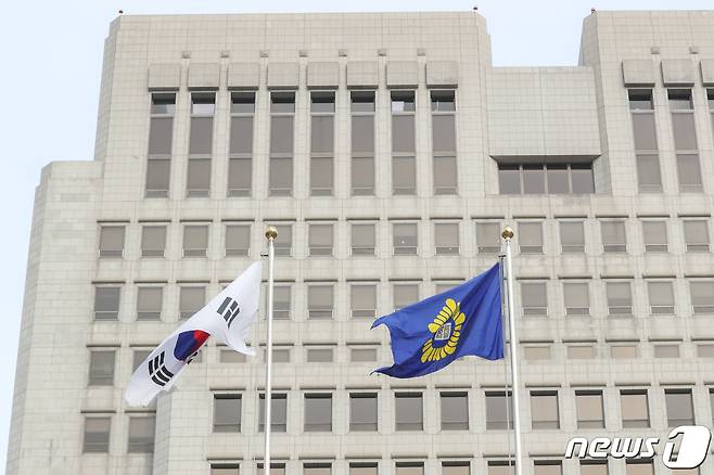 대법원에서 대법원 깃발이 바람에 나부끼는 모습. 2019.2.10/뉴스1 © News1 성동훈 기자