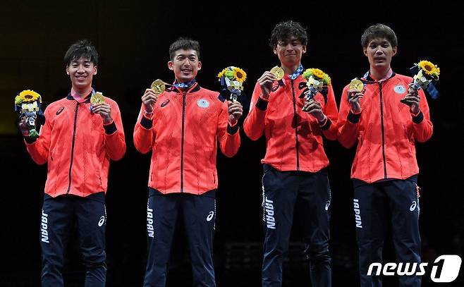금메달을 딴 일본 남자 에페 대표팀. © AFP=뉴스1