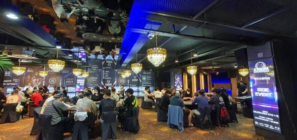 홀덤 스포츠가 마인드스포츠로 인정 받기 위해 노력 중이다. 국내 최초 홀덤 대회 TV 생중계로 전파된다. 30일 개막하는 '홀덤은 스포츠다' 토너먼트 대회에서 첫선을 보인다. 홀덤 대회에서 선수들이 경기에 집중하는 모습이다. 사진｜KMGM 제공