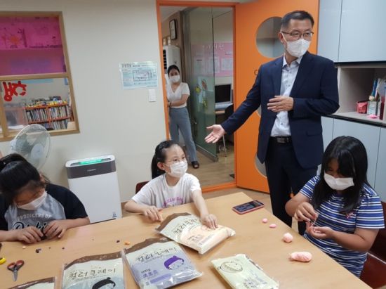 목포교육지원청은 목포 관내 40개 지역아동센터에 교육 교재를 지원했다. 사진=목포교육지원청 제공