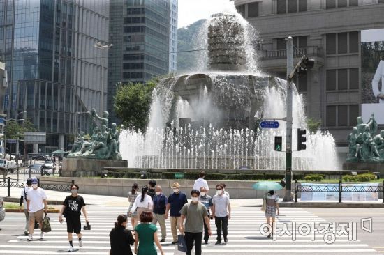 서쪽지역을 중심으로 37도 안팎의 폭염이 나타난 23일 서울 중구 한국은행 분수대에서 시민들이 더위를 식히고 있다. /문호남 기자 munonam@