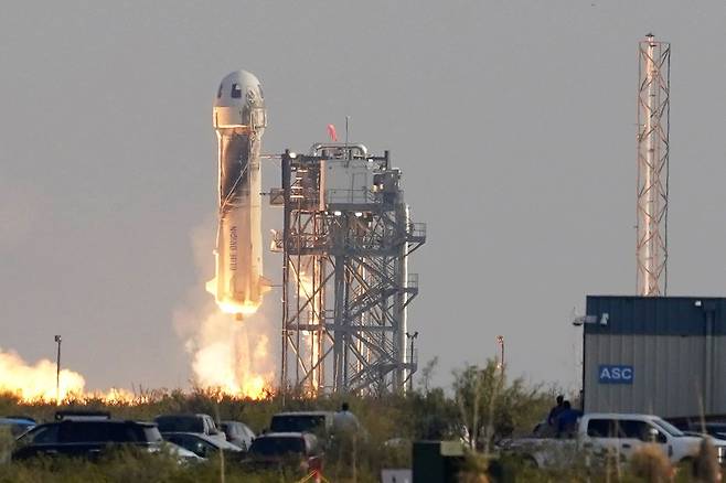 지난 20일 미국 텍사스주 서부 사막지대 발사 기지에서 미국 우주탐사기업 '블루 오리진'의 로켓 '뉴 셰퍼드'가 이륙하는 모습. /AP 연합뉴스