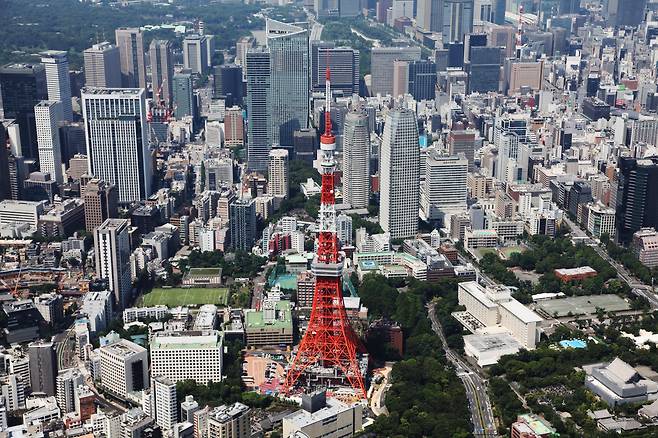 도쿄 올림픽을 일주일여 앞두고 헬기 상공에서 바라본 일본 도쿄 도심 전경. 도쿄 타워가 보인다. 도쿄도 미나토구에 있는 높이 333m의 종합 전파탑 "도쿄 타워"는 도쿄 랜드마크다. /2021.07.15 도쿄=올림픽사진공동취재단