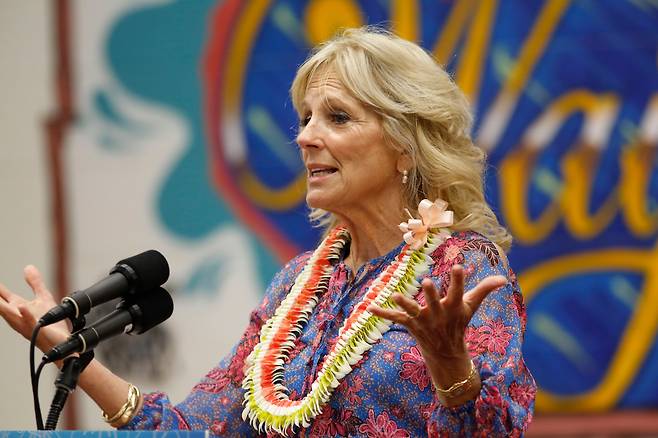 조 바이든 미국 대통령의 부인 질 바이든 여사가 지난 25일(현지 시각) 하와이주 호놀룰루 와이파후의 한 고등학교에 마련된 백신 접종소에서 연설하고 있다.
