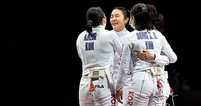 27일 일본 지바 마쿠하리 메세B홀에서 열린 도쿄올림픽 펜싱 여자 에페 단체 대한민국 대 에스토니아  결승전에서 아쉬운 패배로 은메달을 획득한 한국팀 선수들이 서로를 격려하고 있다. / 연합뉴스