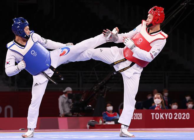 27일 일본 마쿠하리 메세홀에서 열린 도쿄올림픽 남자 태권도 80㎏ 초과급 8강전에서 인교돈이 발차기 공격을 하고 있다. /연합뉴스