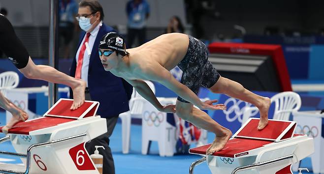 27일 일본 도쿄 아쿠아틱스센터에서 열린 도쿄 올림픽 수영 남자 자유형 200m 결승전에서 황선우가 힘차게 출발하고 있다. /연합뉴스