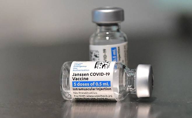 미국 식품의약국(FDA)이 대량으로 폐기될 위기에 놓였던 얀센의 신종 코로나바이러스 감염증(코로나19) 백신의 유통기한을 연장했다고 현지 언론이 10일(현지시간) 보도했다. 사진은 얀센 코로나19 백신을 담은 용기 모습./연합뉴스