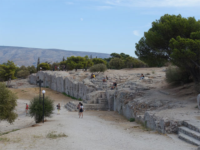 그리스 아테네 중심부에 있는 프닉스 언덕. 기원전 507년 이래 이곳에서 아테네의 민회가 열렸다. 시민 수천 명이 참여하는 민회는 직접 민주정의 최고 결정기구였다. 긴 바위벽 중간 부분이 연단이다. 조대호 교수 제공