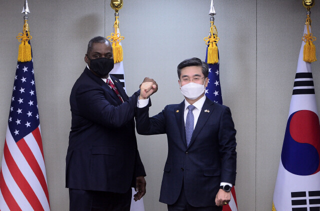 서욱 국방부 장관(오른쪽)이 지난 3월 서울 용산구 국방부에서 열린 한-미 국방장관 회담에서 로이드 오스틴 장관과 인사하고 있다. 사진공동취재단
