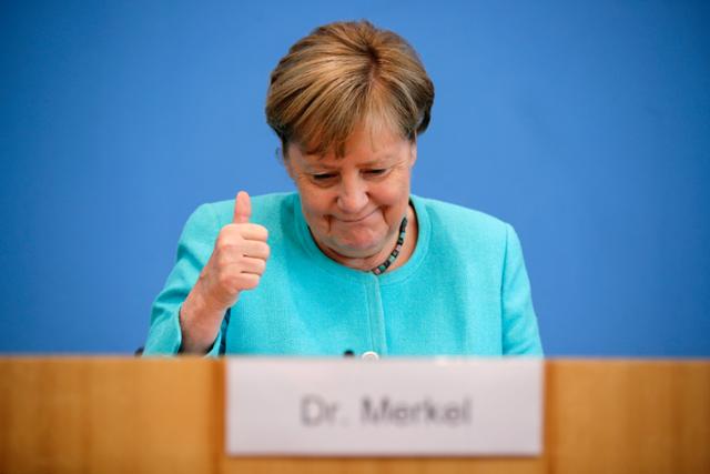 앙겔라 메르켈 독일 총리가 22일(현지시간) 베를린에서 연례 하계 기자회견을 하는 동안 엄지를 치켜들고 있다. 메르켈은 총리 재직 16년 만인 올해 가을 퇴임한다. 베를린=AP 연합뉴스