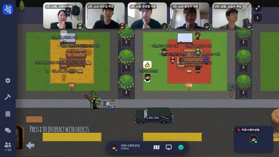 LG화학이 지난달 온라인 가상공간 플랫폼을 활용해 석유화학사업본부 신입사원 온라인 교육 연수 프로그램을 진행했다. 사진은 가상 회의실에서 있는 LG화학 신입사원들. [사진 LG화학]