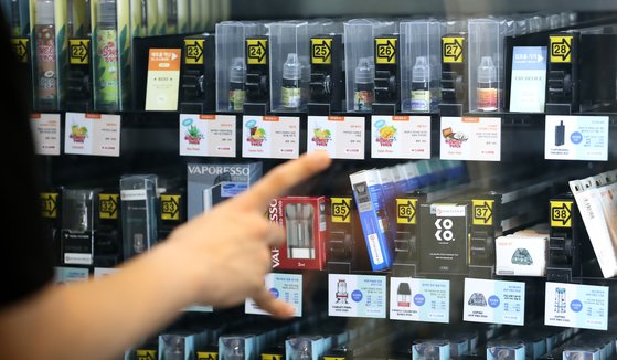 지난 20일 서울시내의 한 전자담배 판매점에 전자담배들이 진열되어 있다. 뉴스1