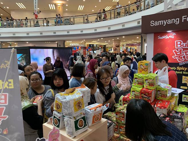 2019년 말레이시아 ‘한류 할랄 전시회’에 참가한 삼양식품 ‘불닭볶음면’ 부스. 사진| 삼양식품 제공