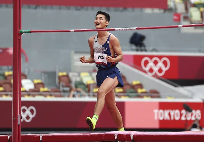 우상혁이 30일 일본 도쿄 올림픽 스타디움에서 열린 2020 도쿄 올림픽 육상 남자 높이뛰기 예선 1차 시기에서 2m17을 넘은 뒤 기뻐하고 있다. 도쿄 | 연합뉴스