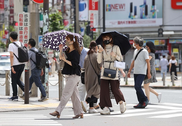 도쿄 신주쿠 일대 거리에서 시민들이 양산을 쓴 채 걷고 있다. 도쿄=김지훈 기자
