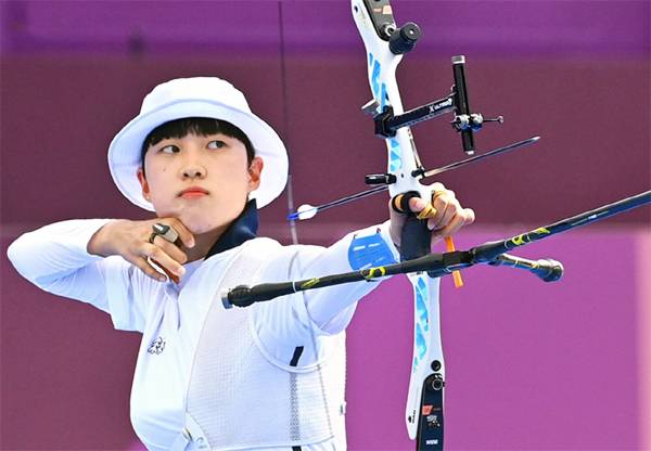 한국 하계올림픽 역사상 처음으로 3관왕 위업을 달성한 안산(20·광주여대)이 30일 일본 유메노시마공원 양궁장에서 열린 양궁 여자 개인전 결승에서 옐레나 오시포바와 슛오프 대결을 펼치면서 과녁을 향해 마지막 화살을 날리고 있다. [도쿄 = 한주형 기자]