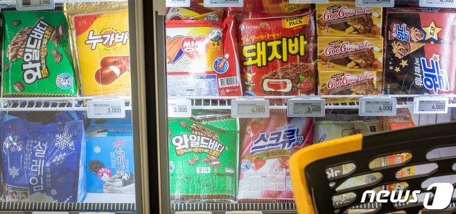 (서울=뉴스1) 유승관 기자 = 서울시내 한 대형마트 냉동고에 아이스크림이 진열돼 있다.