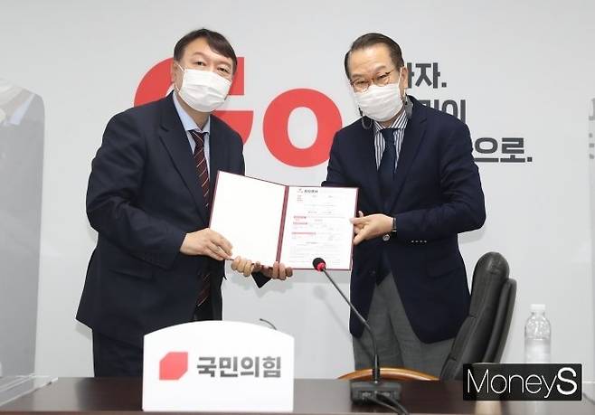 30일 윤석열 전 검찰총장이 국민의힘에 입당하며 입당원서를 펼쳐 기념사진을 찍다 개인정보가 노출됐다. 사진은 윤 전 총장이 입당원서를 제출하는 모습. /사진=장동규 기자