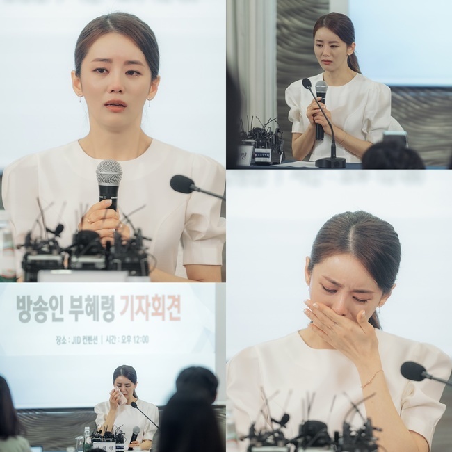 In the last broadcast, Lee Ga-ryung headed to Daejeons main house with Judiciary Hyun (Sunghoon), declared a divorce to Judiciary Hyun in front of his parents-in-law, and was promised a luxury villa, holding tax and maintenance fee as alimony.Moreover, it was revealed that the buhyeryeong was in a difficult condition to pregnancy due to uterine malformation, which amplified interest in future whereabouts.